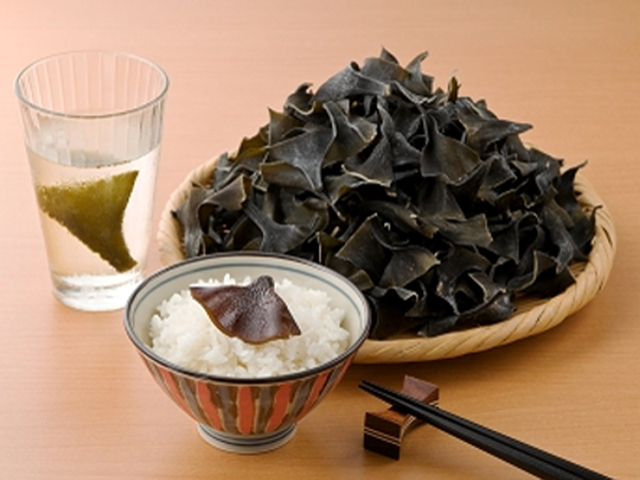 朝、一杯の根昆布水(ねこんぶすい)は健康によいと言われています。