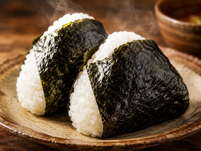 焼海苔をたっぷり巻いたおにぎり